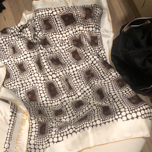Authentic and limited edition Yayoi Kusama Louis Vuitton silk scarf. - Picture 4 of 4